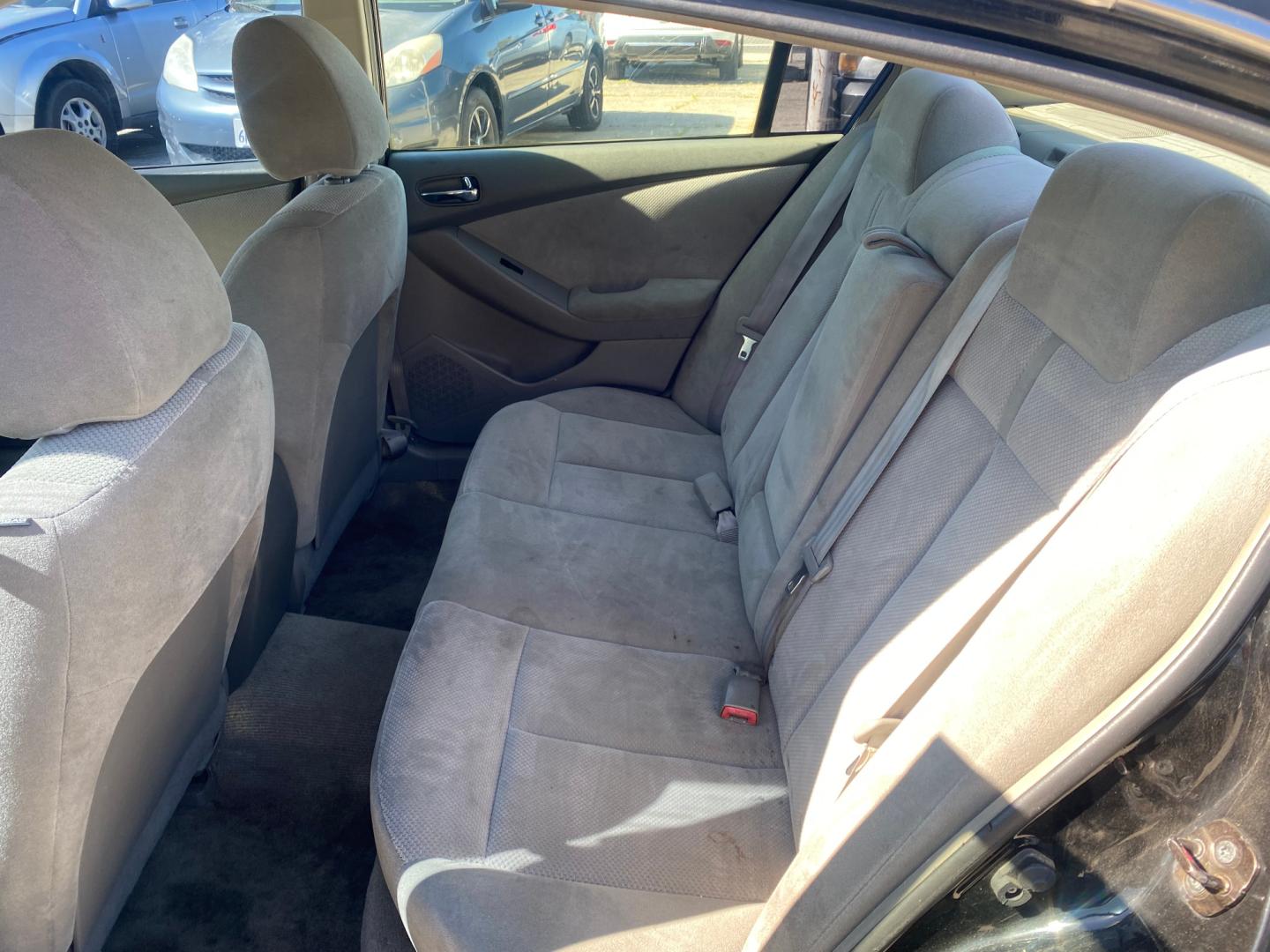 2009 Nissan Altima 2.5 (1N4AL21E79C) with an 2.5L L4 DOHC 16V engine, 6-Speed Manual Overdrive transmission, located at 44356 Date Ave., Lancaster, CA, 93534, (661) 945-6555, 34.688919, -118.139374 - Photo#4